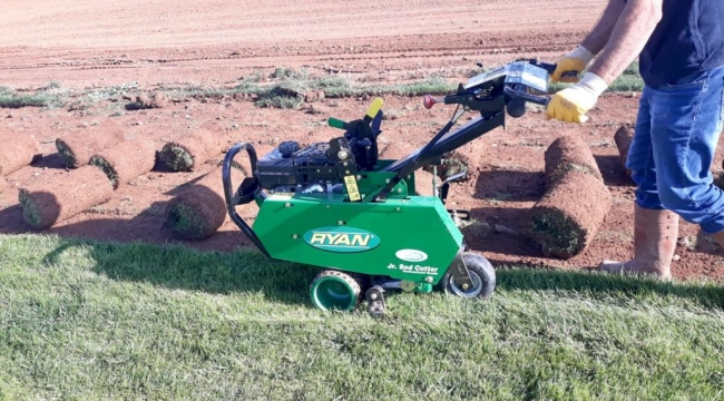 YEŞİLYURT BELEDİYESİ TARIMSAL ÜRETİM VE AR-GE SAHASINDA 15 BİN METREKARE RULO ÇİM ÜRETİLDİ