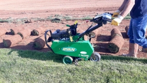 YEŞİLYURT BELEDİYESİ TARIMSAL ÜRETİM VE AR-GE SAHASINDA 15 BİN METREKARE RULO ÇİM ÜRETİLDİ