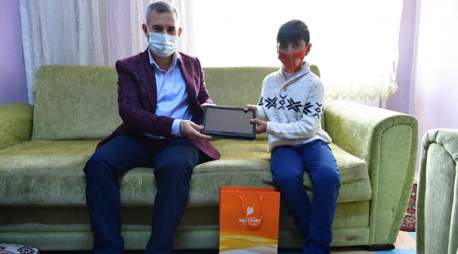 BAŞKAN ÇINAR'DAN TABLET ALMAYA HAK KAZANAN ÖĞRENCİLERE SÜRPRİZ ZİYARET 