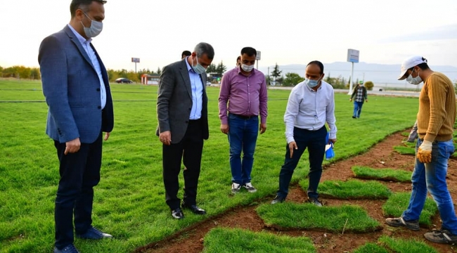 BAŞKAN ÇINAR, TARIMSAL ÜRETİM VE AR-GE SAHASINDA Kİ RULO ÇİMLERİN KESME VE SERME PROGRAMINA KATILDI  