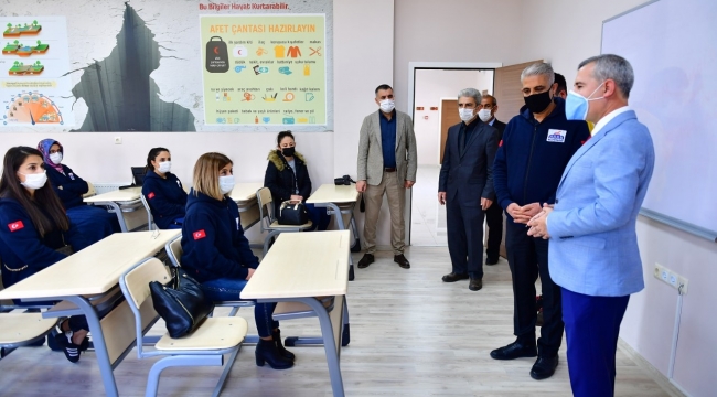 DEPREM EĞİTİM SİMÜLASYON MERKEZİ VE BİLİM ATÖLYESİ, 112 ACİL ÇAĞRI MERKEZİ PERSONELLERİNİ AĞIRLADI 