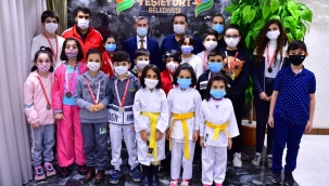 BAŞKAN ÇINAR, MALATYA ONLİNE KARETE KATA ŞAMPİYONLARINI MİSAFİR ETTİ