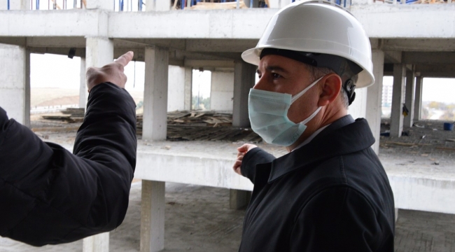 BAŞKAN ÇINAR, TOPSÖĞÜTTE YAPILAN YEŞİL TOPSÖĞÜT KONUTLARININ İNŞAAT ALANINDA İNCELEMELERDE BULUNDU