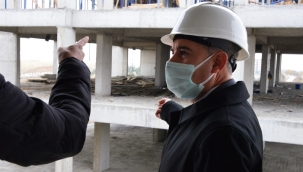 BAŞKAN ÇINAR, TOPSÖĞÜTTE YAPILAN YEŞİL TOPSÖĞÜT KONUTLARININ İNŞAAT ALANINDA İNCELEMELERDE BULUNDU