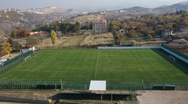 BAŞKAN ÇINAR, YENİDEN İNŞA EDİLEN FUTBOL SAHASINI ZİYARET ETTİ