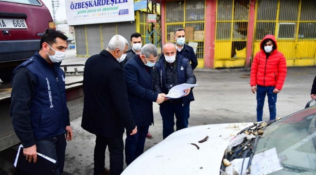 YEŞİLYURT BELEDİYESİ ZABITA EKİPLERİ TARAFINDAN SAHİPSİZ VE HURDA ARAÇ OPERASYONU