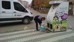 YEŞİLYURT'TA KISITLAMADA SOKAĞA ÇIKMA KISITLAMASINDA BELEDİYE EKİPLERİ SOKAK HAYVANLARINA MAMA BIRAKTI.