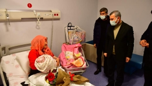 BAŞKAN ÇINAR, YENİ YILIN İLK BEBEKLERİNİ ZİYARET ETTİ