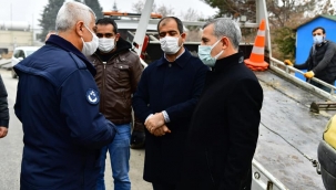 YEŞİLYURT BELEDİYESİ, ÇEVRE VE GÖRÜNTÜ KİRLİLİĞİ OLUŞTURAN HURDA ARAÇLARI TOPLUYOR