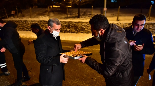 YEŞİLYURT'TA BUZLANMA VE DONA KARŞI TUZLAMA ÇALIŞMALARI DEVAM EDİYOR
