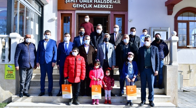 'BİR TABLET BAĞIŞLA EĞİTİMİN KALBİNE DOKUN' KAMPANYASINA KATILAN ÖĞRENCİLERE DÜZENLENEN PROGRAMLA TABLETLERİ HEDİYE EDİLDİ