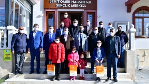 'BİR TABLET BAĞIŞLA EĞİTİMİN KALBİNE DOKUN' KAMPANYASINA KATILAN ÖĞRENCİLERE DÜZENLENEN PROGRAMLA TABLETLERİ HEDİYE EDİLDİ