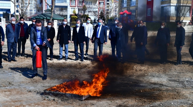 YEŞİLYURT BELEDİYESİ DEPREM EĞİTİM SİMÜLASYON VE BİLİM ATÖLYESİNDE ' YANGIN VE İLK YARDIM' EĞİTİM PROGRAMI DÜZENLENDİ