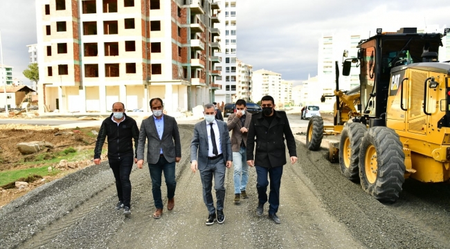 YEŞİLYURT BELEDİYESİ, İMAR YOLLARINI AÇARAK ALTERNATİF YOL GÜZERGÂHLARININ SAYISINI ARTIRIYOR