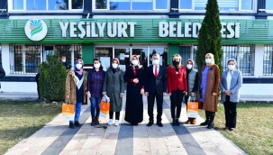 BAŞKAN ÇINAR VE EŞİ SEMRA ÇINAR, YEŞİLYURT BELEDİYESİNDE GÖREVLİ KADIN PERSONELLERİ ZİYARET ETTİ