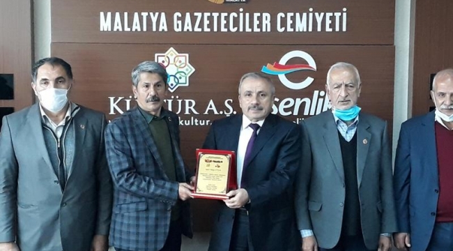 Kayısı Kenti Yeşilyurt-Battalgazi Muhtarlar Derneği Yönetimi Malatya Gazeteciler Cemiyetine Hayırlı Olsun ziyaretinde bulundu.