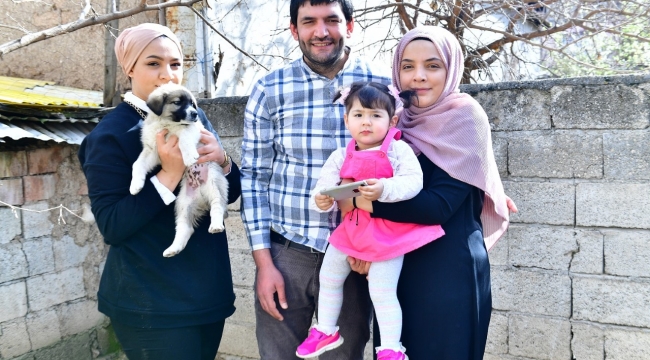 YEŞİLYURT BELEDİYE BAŞKANI MEHMET ÇINAR, MİNİK NİSA'YA KÖPEK HEDİYE ETTİ 