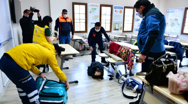 YEŞİLYURT BELEDİYESİ DEPREM EĞİTİM SİMÜLASYON MERKEZİ VE BİLİM ATÖLYESİ'NDE Kİ DEPREM TATBİKATINDA HEYECANLI ANLAR YAŞANDI