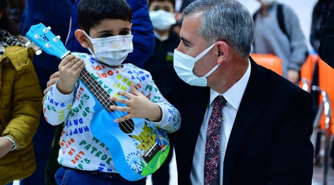 YEŞİLYURT KENT KONSEYİ GİTAR KURSU, RAHMETLİ MÜSLÜM GÜRSES'İN ŞARKILARIYLA AÇILDI