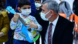 YEŞİLYURT KENT KONSEYİ GİTAR KURSU, RAHMETLİ MÜSLÜM GÜRSES'İN ŞARKILARIYLA AÇILDI