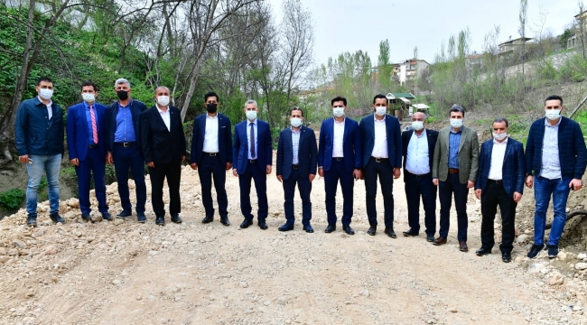 BAŞKAN ÇINAR, HIROĞLU MAHALLESİNDEKİ İMAR YOLU AÇMA ÇALIŞMALARINI İNCELEDİ