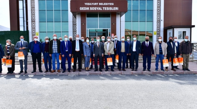 BAŞKAN ÇINAR, YEŞİLYURT BELEDİYESİ'NDEN EMEKLİ OLAN PERSONELLERE PLAKET TAKDİM ETTİ