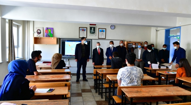 KAYMAKAM GÜLENÇ İLE BELEDİYE BAŞKANI ÇINAR'DAN ÖĞRENCİLERE DENEME SETİ HEDİYESİ