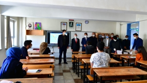 KAYMAKAM GÜLENÇ İLE BELEDİYE BAŞKANI ÇINAR'DAN ÖĞRENCİLERE DENEME SETİ HEDİYESİ