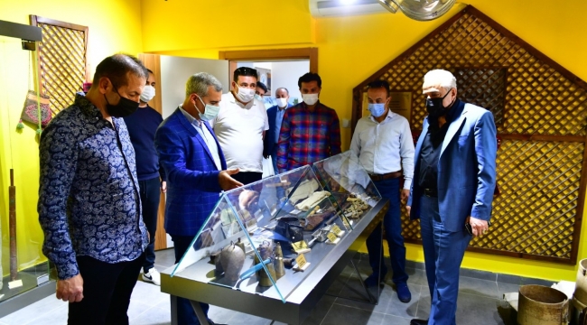 MALATYA'LI ÜNLÜ SANATÇI HALİL İBRAHİM KALAYCIOĞLU İLE FİLM YAPIMCISI AYTAÇ AĞDAĞ, TARİHİ YEŞİLYURT KONAKLARINI GEZDİ