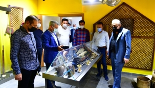 MALATYA'LI ÜNLÜ SANATÇI HALİL İBRAHİM KALAYCIOĞLU İLE FİLM YAPIMCISI AYTAÇ AĞDAĞ, TARİHİ YEŞİLYURT KONAKLARINI GEZDİ