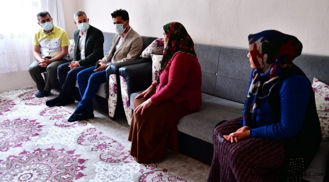 BAŞKAN ÇINAR ' ÇAT-KAPI' ZİYARETLERİYLE VATANDAŞLARIN EVİNE MİSAFİR OLUYOR, TALEPLERİNİ DİNLİYOR