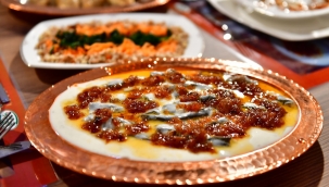 BAŞKAN ÇINAR, KİRAZ YAPRAĞI SARMASININ COĞRAFİ İŞARET TESCİL BELGESİNİ YEŞİLYURT KADIN GİRİŞİMİ ÜRETİM VE İŞLETME KOOPERATİFİNE TESLİM ETTİ