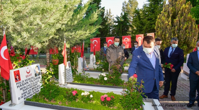 BAŞKAN GÜRKAN, BAYRAMIN İLK GÜNÜNDE ŞEHİTLİK'İ ZİYARET ETTİ