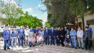 BAŞKAN GÜRKAN PANDEMİ SÜRECİNDE ÖZVERİYLE ÇALIŞAN MEZARLIK PERSONELİYLE BİR ARAYA GELDİ