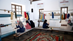 Kursiyerler meslek öğrenerek, aile bütçelerine katkı sunuyorlar.