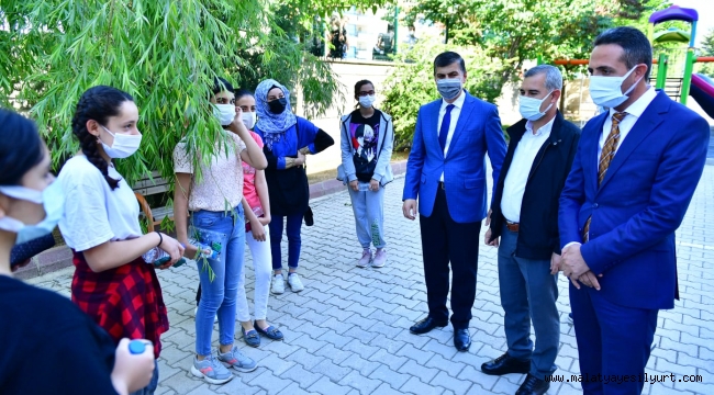 BAŞKAN ÇINAR, LGS SINAVINA GİREN ÖĞRENCİLERİ YALNIZ BIRAKMADI 