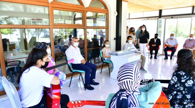 BAŞKAN ÇINAR, ŞEHİT ÖMER HALİSDEMİR GENÇLİK MERKEZİNDEKİ FAALİYETLERİ İNCELEDİ