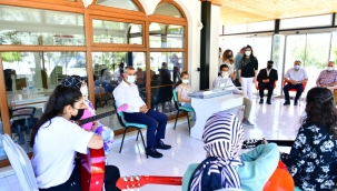 BAŞKAN ÇINAR, ŞEHİT ÖMER HALİSDEMİR GENÇLİK MERKEZİNDEKİ FAALİYETLERİ İNCELEDİ