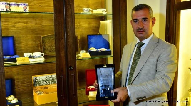 BAŞKAN ÇINAR, TARİHİ KENTLER BİRLİĞİNDEN KAHVE KONAĞI ÖDÜLÜNÜ ALDI
