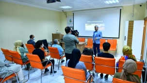 BAŞKAN ÇINAR, YEŞİLYURT KENT KONSEYİ TARAFINDAN AÇILAN FOTOĞRAFÇILIK KURSUNU ZİYARET ETTİ