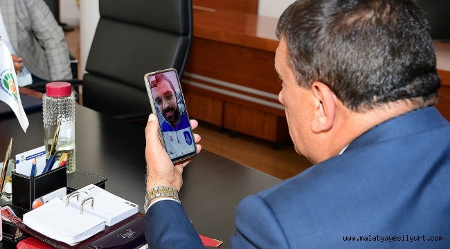 Başkan Gürkan, Anadolu Efes'in 44 numaralı formasını giyen Simon ile görüştü GÜRKAN, "BİZLER SİMON'U MALATYALI OLARAK GÖRÜYORUZ"