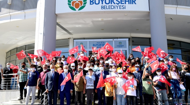 BAŞKAN GÜRKAN, KOMPOZİSYON YARIŞMASINDA DERECEYE GİREN ÖĞRENCİLERE ÖDÜLLERİNİ VERDİ