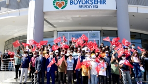 BAŞKAN GÜRKAN, KOMPOZİSYON YARIŞMASINDA DERECEYE GİREN ÖĞRENCİLERE ÖDÜLLERİNİ VERDİ