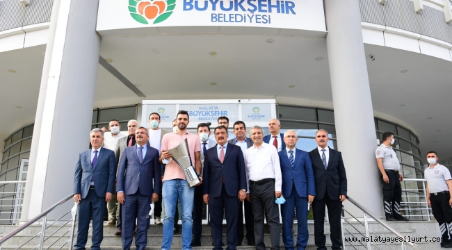  Büyükşehir Belediyesi Anadolu Efesli Simon'a Fahri Hemşehri Beratı verdi