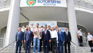  Büyükşehir Belediyesi Anadolu Efesli Simon'a Fahri Hemşehri Beratı verdi