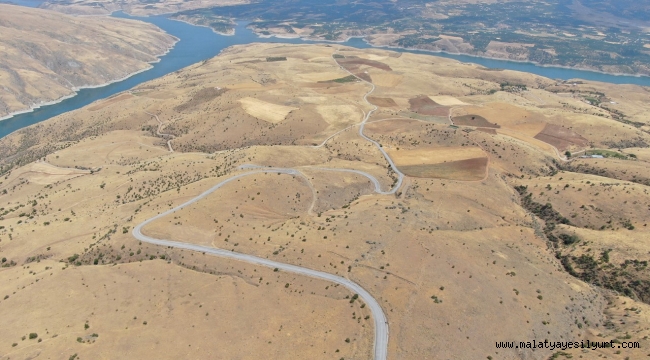 KALE İLÇESİNE BAĞLI UZUNHÜSEYİN MAHALLESİNİN ASFALT SORUNU ÇÖZÜLDÜ