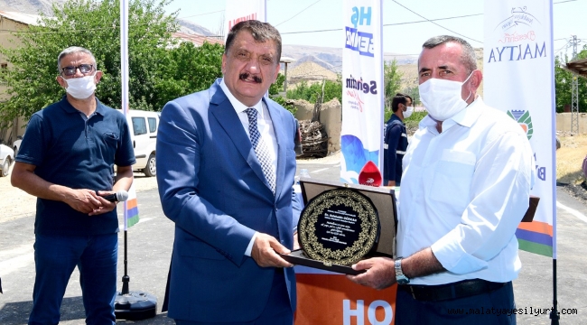 VATANDAŞLAR TARAFINDAN COŞKUYLA KARŞILANAN BAŞKAN GÜRKAN