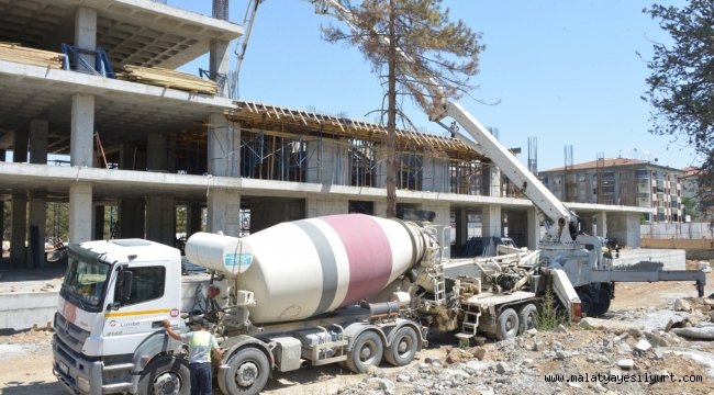 BAŞKAN ÇINAR, YENİ BELEDİYE HİZMET BİNASI İNŞAAT ALANINDAKİ ÇALIŞMALARI İNCELEDİ