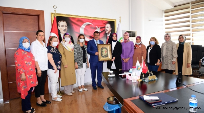 AK PARTİ MALATYA KADIN KOLLARI'NDAN BAŞKAN GÜRKAN'A ZİYARET