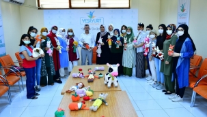 BAŞKAN ÇINAR, YEŞİLYURT KENT KONSEYİ'NDEKİ 'BEZ BEBEK' KURSUNU ZİYARET ETTİ